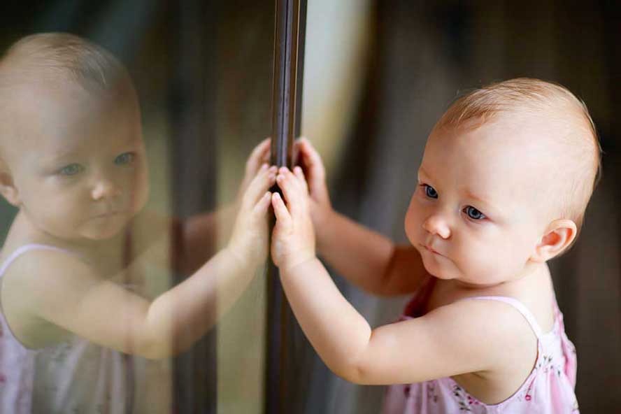copil în fața unei oglinzi cu folie